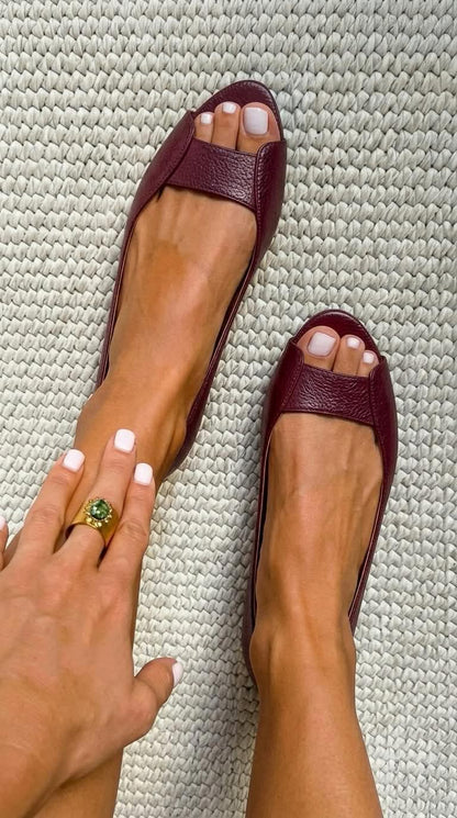 Sandalias planas tipo pala burdeos con tira frontal y dobladillo oscuro