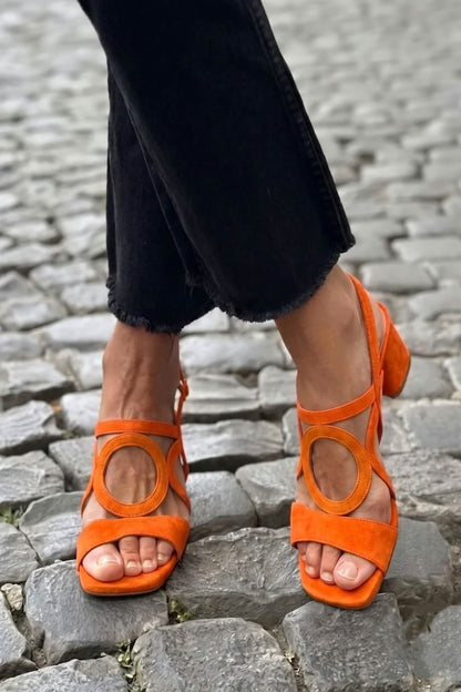 Sandalias de verano de tiras naranjas con pulsera al tobillo, tacón bajo y abierta