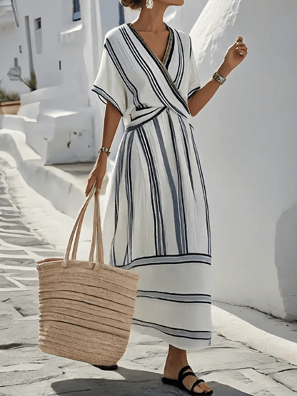 Vestido midi de verano blanco con rayas azul marino y ribete a contraste en bajo