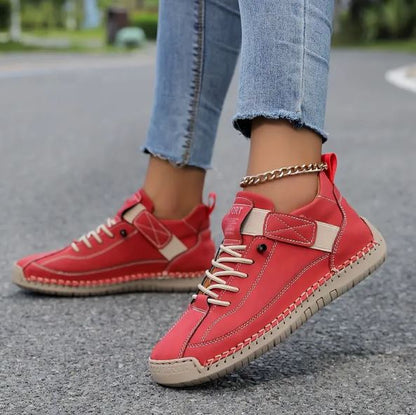 Zapatillas ortopédicas rojas con cierre ajustable, cordones y suela beige
