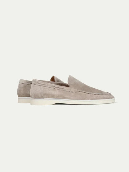Mocasín de ante gris claro con pala y suela blanca