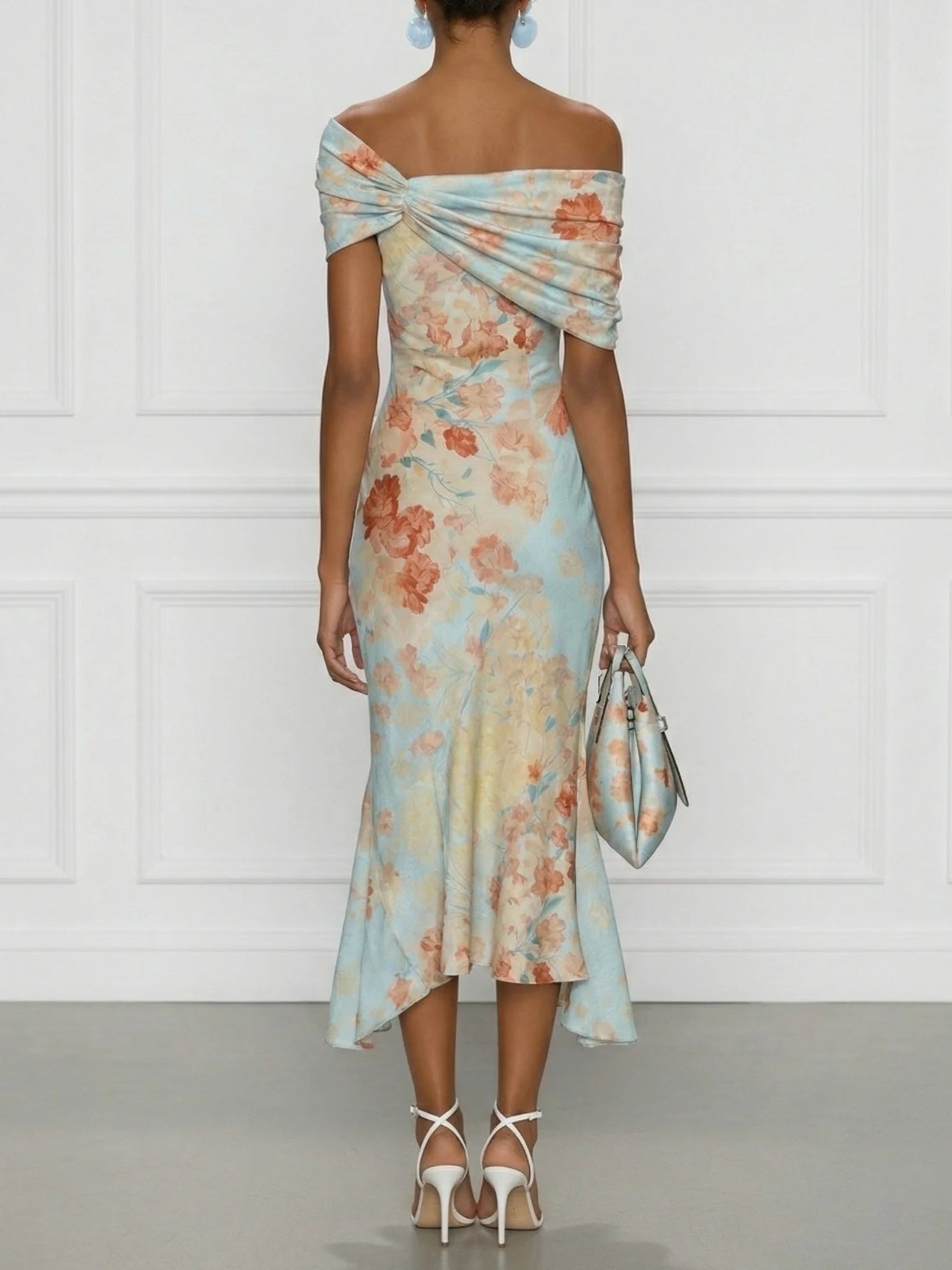 Vestido sirena sin mangas con escote drapeado y estampado floral sobre fondo azul claro