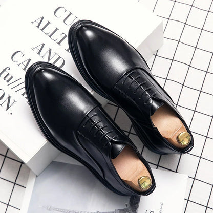 Zapatos de vestir negros de cuero con cordones y ojales metálicos dorados