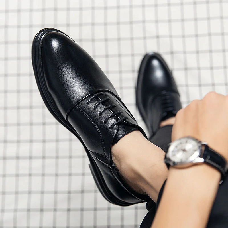 Zapato de vestir negro de cuero con cordones, usado con reloj