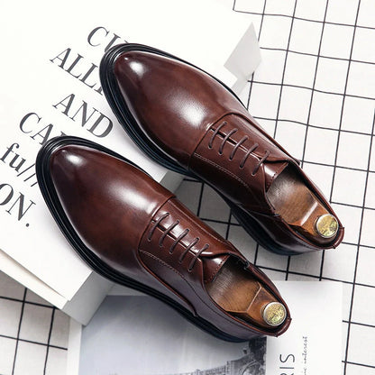 Zapatos de vestir marrones de cuero con cordones y ojales metálicos dorados