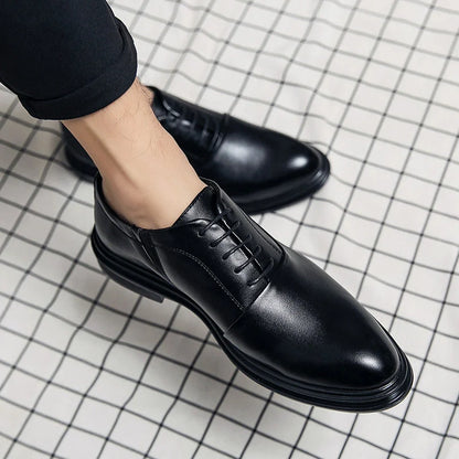 Zapato de vestir negro de cuero con cordones sobre pie