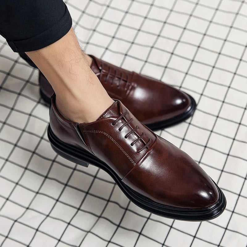 Zapato de vestir marrón de cuero con cordones sobre pie