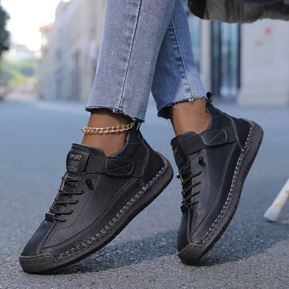 Zapatillas negras con cordones, panel acolchado y suela rugosa marrón