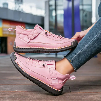Zapatillas rosas con cordones, detalles acolchados y suela negra con relieve