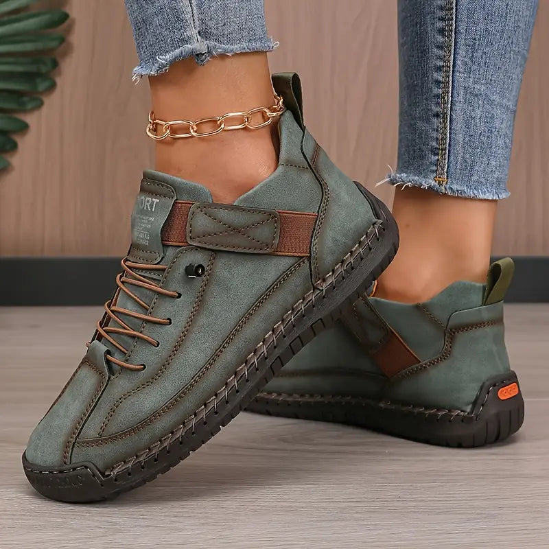Zapatillas verde oscuro con cordones y suela con costuras decorativas