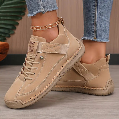 Zapatillas beige con cordones, cierre tipo correa y suela clara
