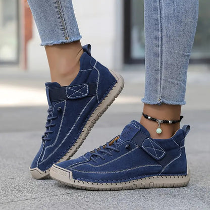 Zapatillas azul marino con cordones y suela beige con textura