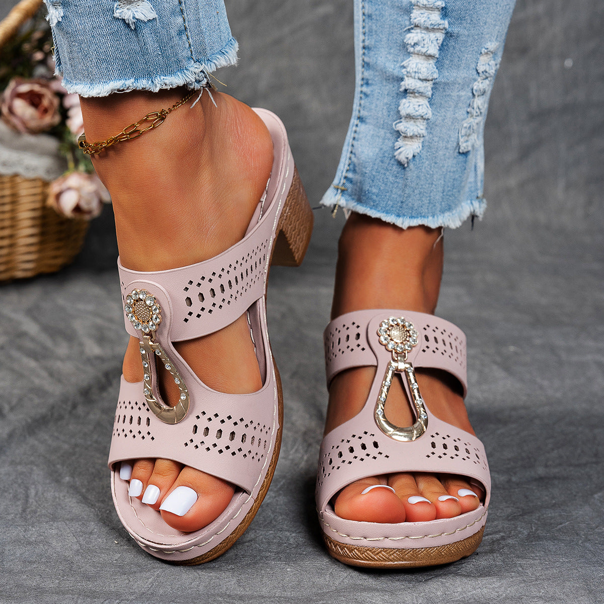 Sandalias ortopédicas de confort rosa claro con tacón alto, tacón de madera y broche ovalado