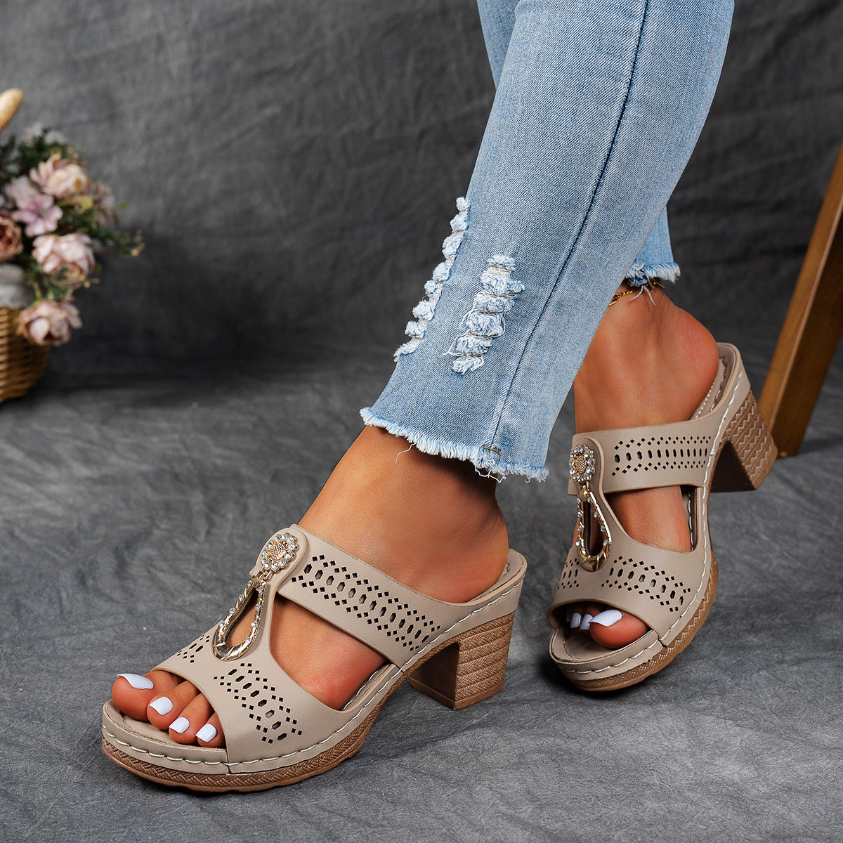 Sandalias ortopédicas de confort caqui con tacón alto, perforaciones y broche con pedrería