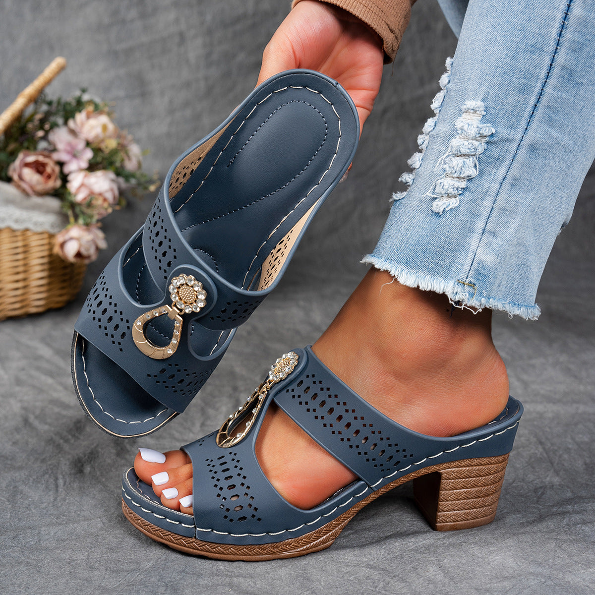 Sandalias ortopédicas de confort azul marino con tacón ancho y hebilla decorativa
