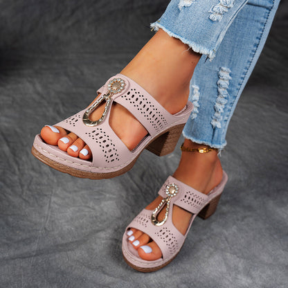 Sandalias ortopédicas de confort rosa claro con tacón alto, perforaciones y adorno con pedrería
