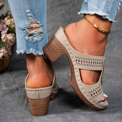 Sandalias ortopédicas de confort caqui con tacón alto, perforaciones y tiras cruzadas