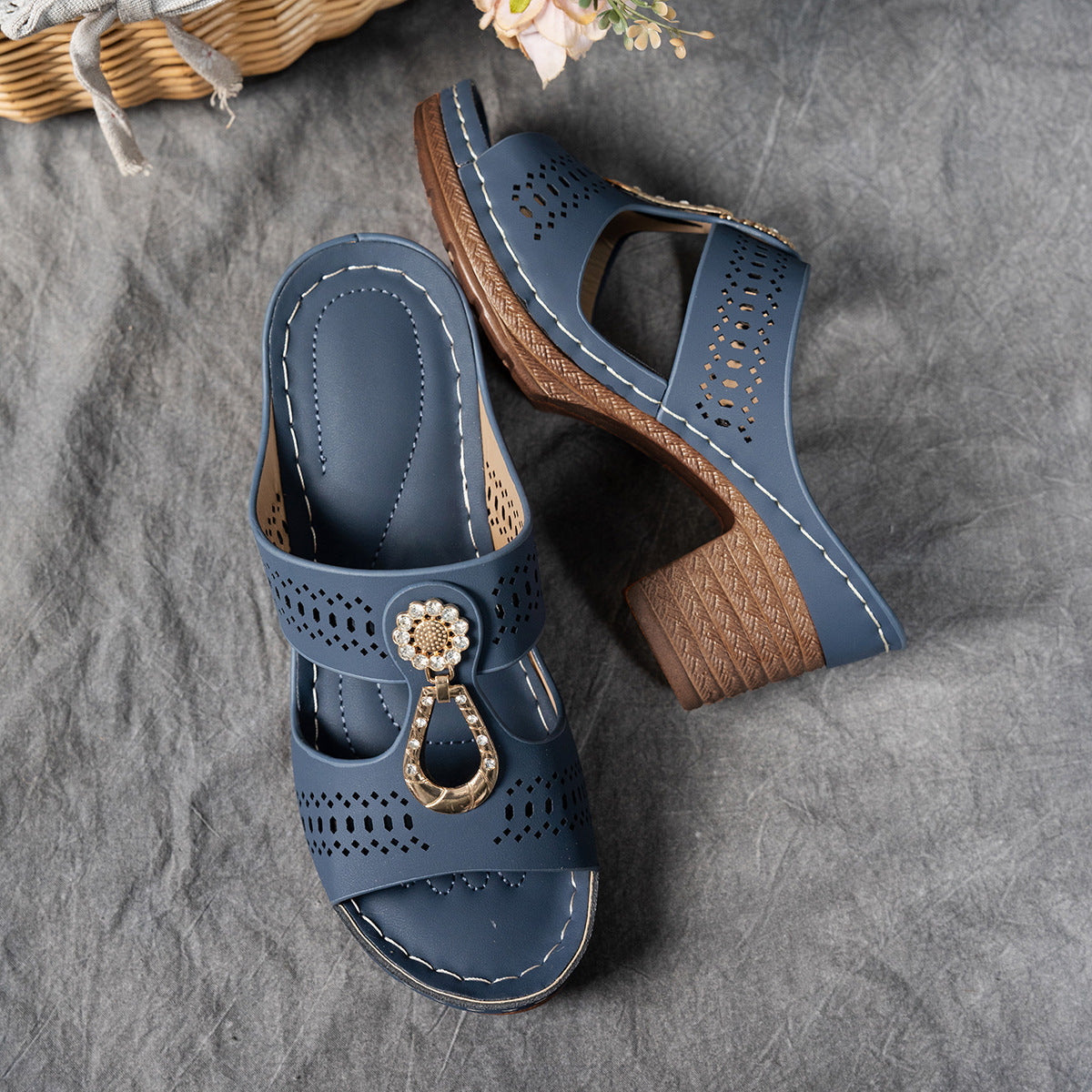 Sandalias ortopédicas de confort azul oscuro con tacón alto, perforaciones y broche decorativo