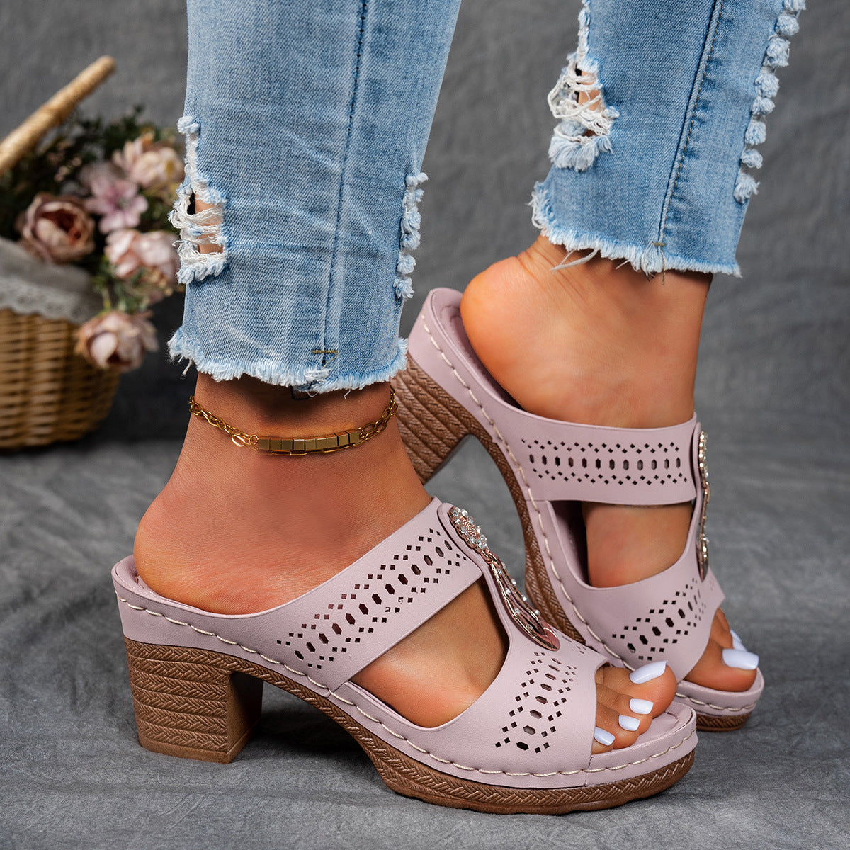 Sandalias ortopédicas de confort color rosa con tacón alto, perforaciones y tira ajustable
