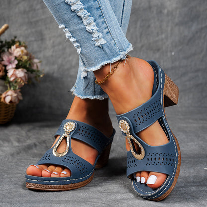 Sandalias ortopédicas azul marino con tacón ancho y adorno floral central