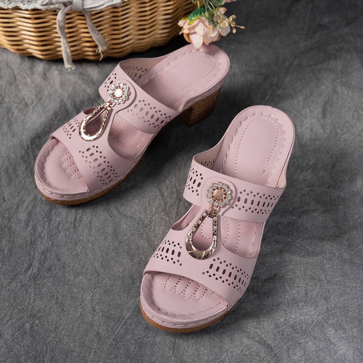 Sandalias ortopédicas de confort rosa claro con tacón alto, perforaciones y cierre con aro decorativo