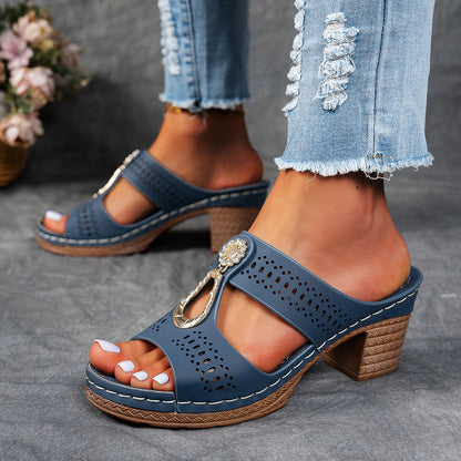 Sandalias ortopédicas azul marino con tacón ancho y adorno dorado brillante