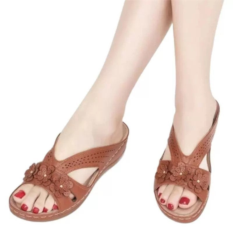 Sandalias cómodas para mujer marrón con tira abierta y adorno floral en la pala