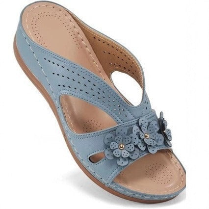 Sandalia cómoda para mujer azul con flor en relieve y perforaciones en la plantilla
