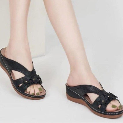 Sandalias cómodas para mujer negras con lazo y detalles florales en la parte delantera