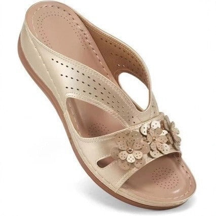 Sandalia cómoda para mujer beige con flor decorativa y perforaciones en la plantilla