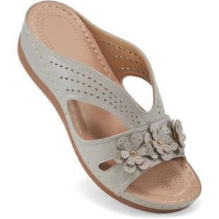Sandalia cómoda para mujer gris claro con flor decorativa y perforaciones en la plantilla