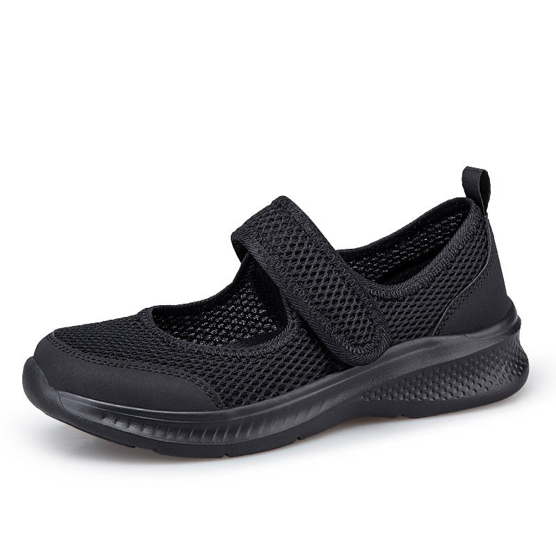 Zapatilla Nicole negra con cierre de velcro y suela con relieve