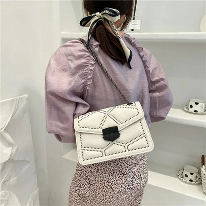 Bolso de hombro blanco de PU con cadena, tachuelas y solapa con cierre