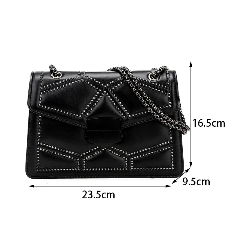 Bolso de hombro negro de PU con tachuelas, solapa y cadena; medidas 23,5 x 16,5 cm