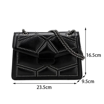 Bolso de hombro negro de PU con tachuelas, solapa y cadena; medidas 23,5 x 16,5 cm