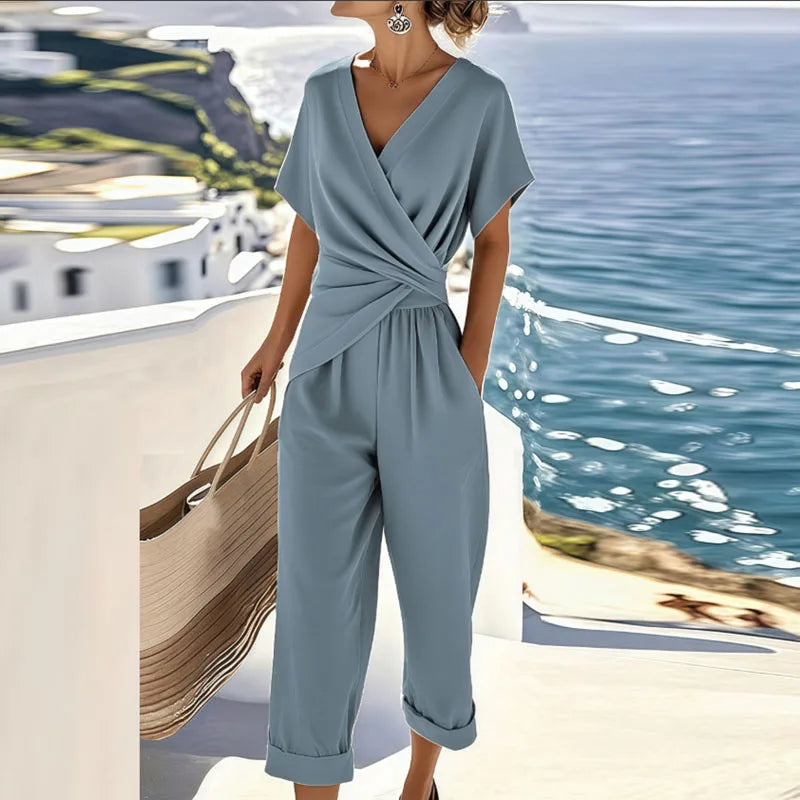 Conjunto de dos piezas azul claro: blusa cruzada y pantalón capri