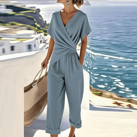 Conjunto de dos piezas azul claro: blusa cruzada y pantalón capri