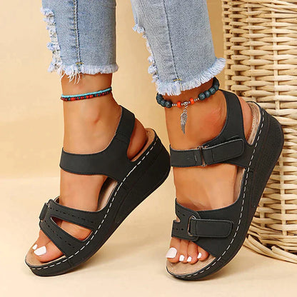 Sandalias ortopédicas con cuña negras, correas ajustables con hebilla y sandalia abierta
