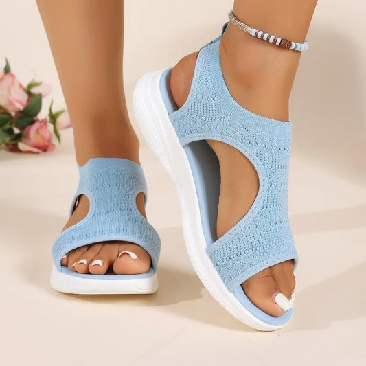 Sandalia ortopédica de punto azul claro con talón cubierto y suela blanca