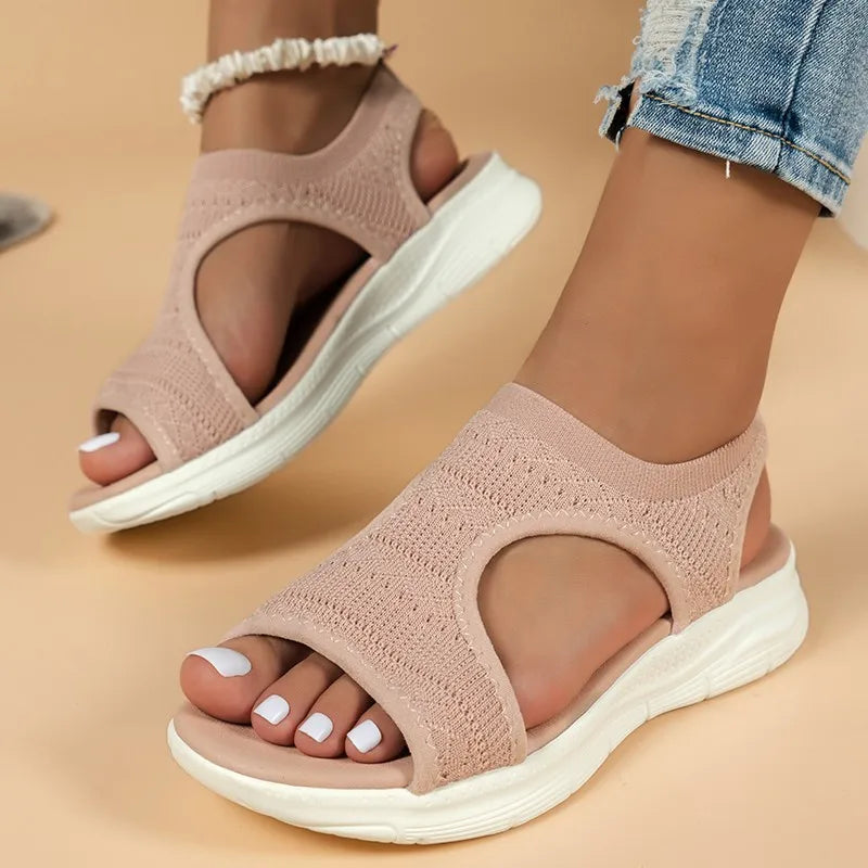 Sandalia ortopédica de punto beige con abertura para el empeine y suela blanca