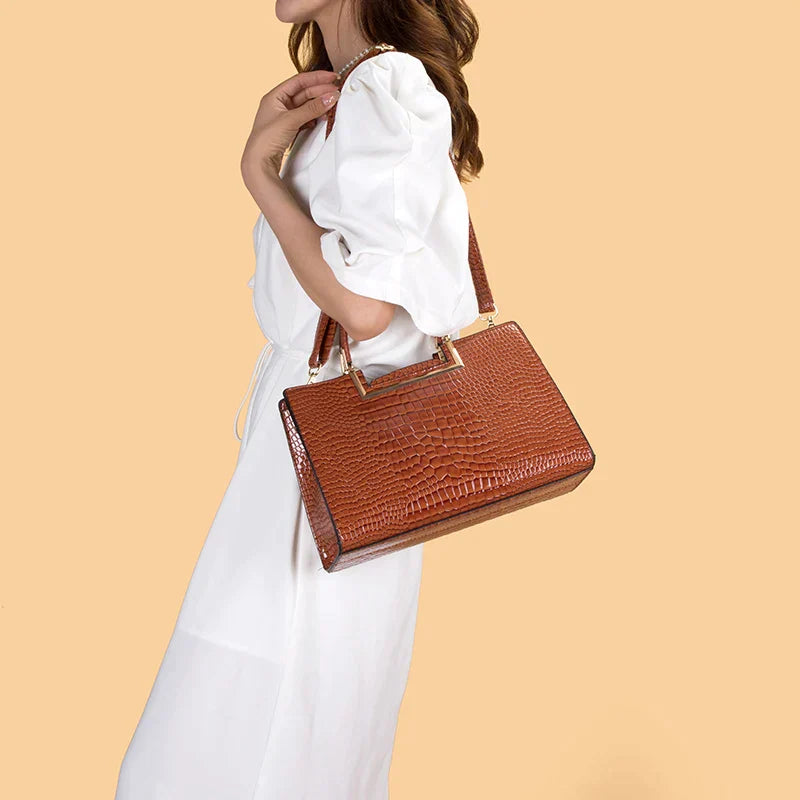 Juego de bolso de cuero marrón con cartera a juego, asa superior y textura tipo cocodrilo