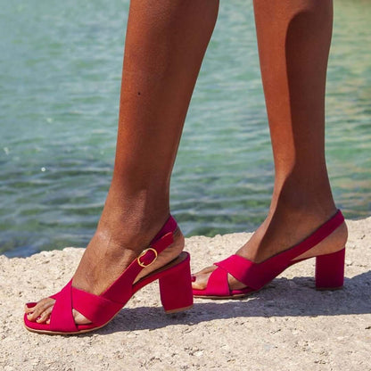 Sandalias de tacón grueso rojas con pulsera ajustable y hebilla dorada