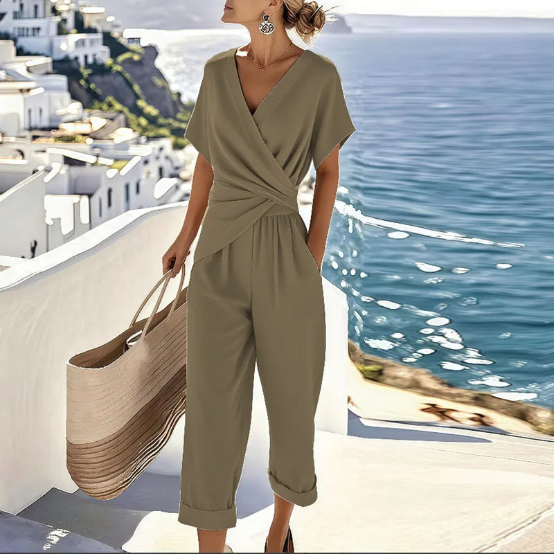 Conjunto de dos piezas caqui: blusa cruzada con frunce y pantalón capri