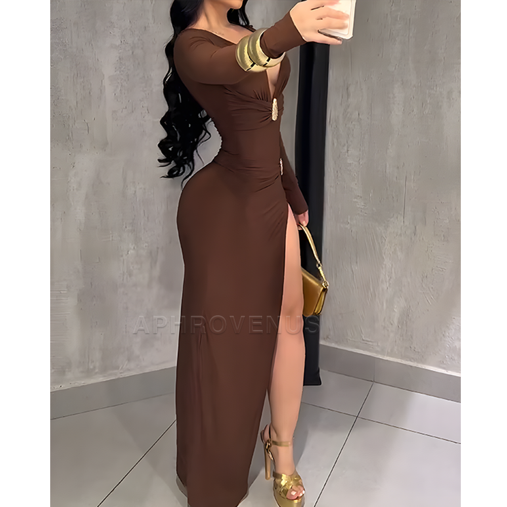 Vestido maxi ajustado marrón con abertura lateral, escote V profundo y mangas largas