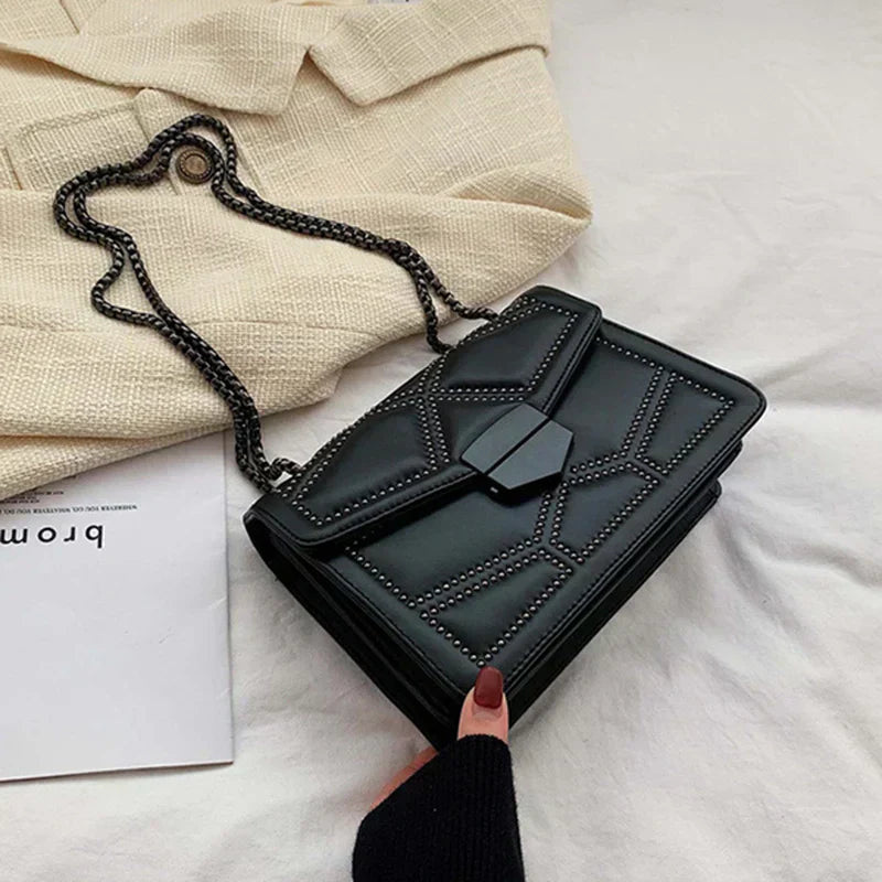 Bolso de hombro negro de PU con cadena y tachuelas, acabado brillante y correa trenzada