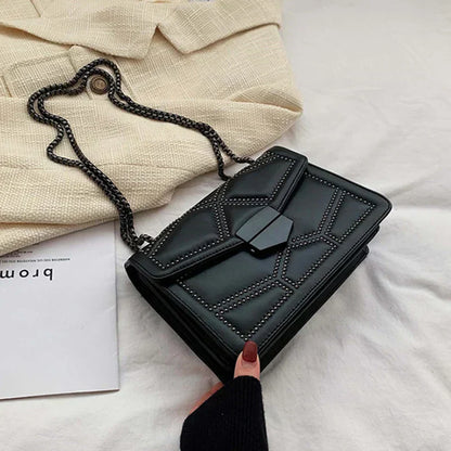 Bolso de hombro negro de PU con cadena y tachuelas, acabado brillante y correa trenzada