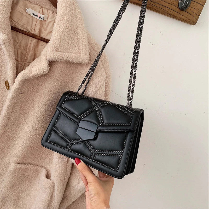 Bolso de hombro negro de PU con cadena y detalles geométricos con tachuelas
