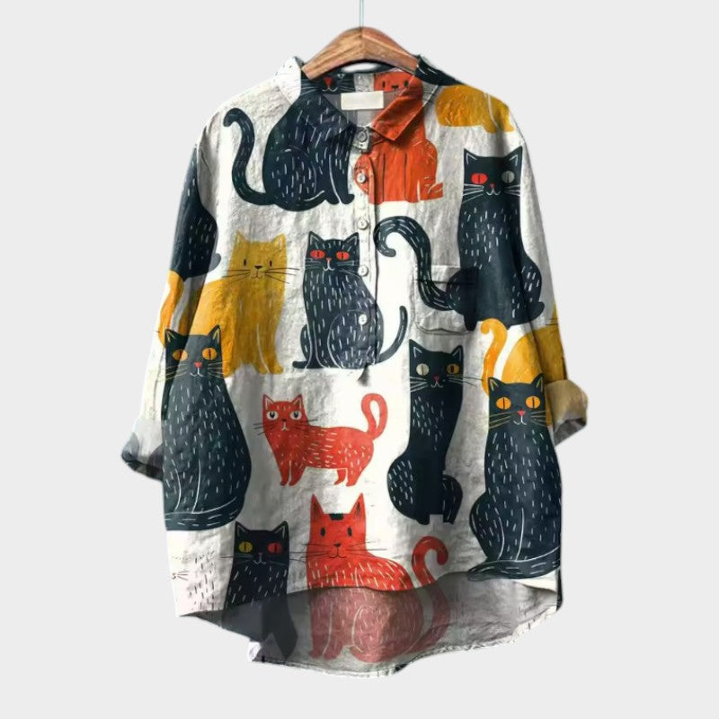 Blusa de lino blanca con estampado de gatos rojo, negro y amarillo y botones