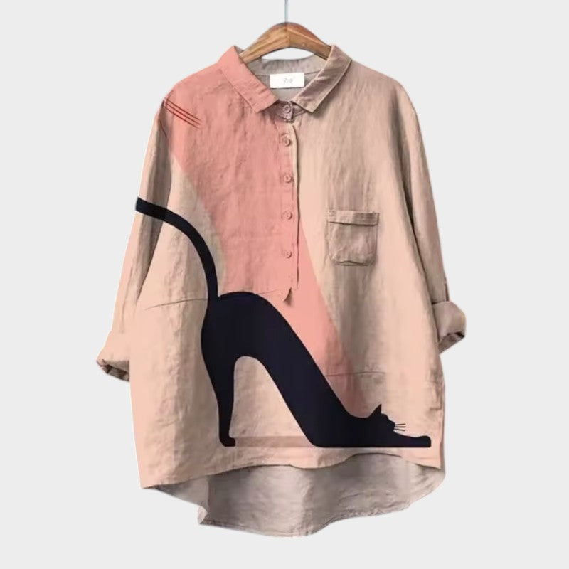 Blusa de lino rosa claro con estampado de gato negro grande y botones