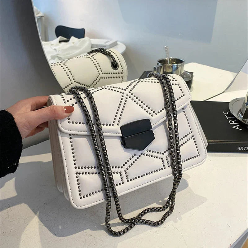 Bolso de hombro blanco de PU con tachuelas, cadena y solapa con cierre rectangular